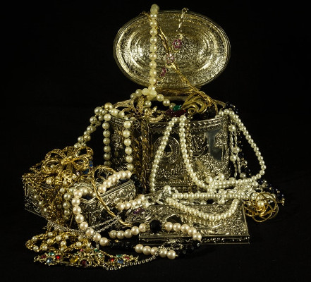 Trésor de vieux bijoux et perles