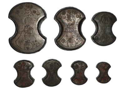 Des poids taels en bronze de l'ere Edo du Japon. En tailles descendantes, 30, 20, 10, 5, 4, 3, et 2. Wikpedia